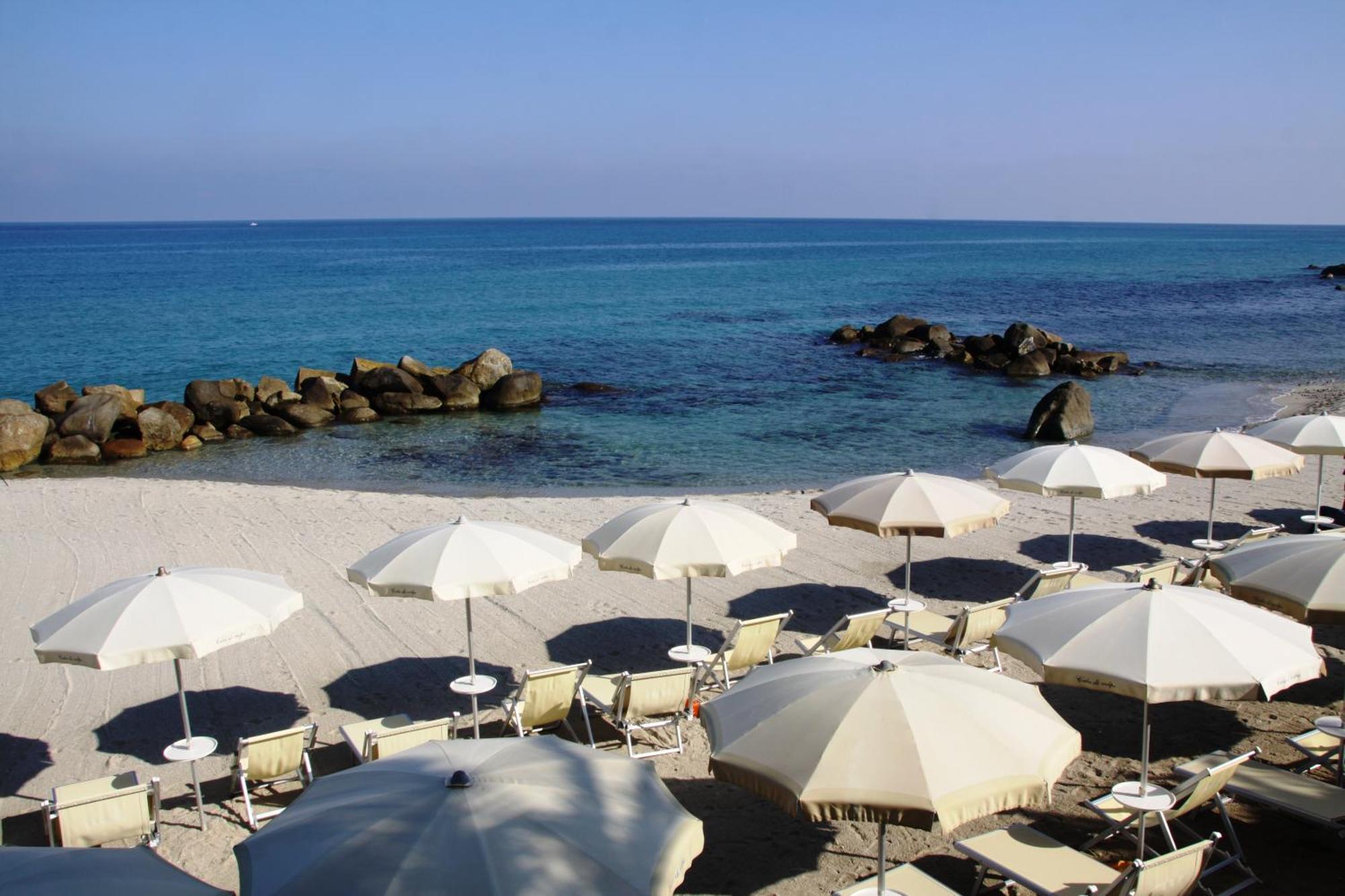 Hotel Villaggio Cala Di Volpe Capo Vaticano Exterior photo