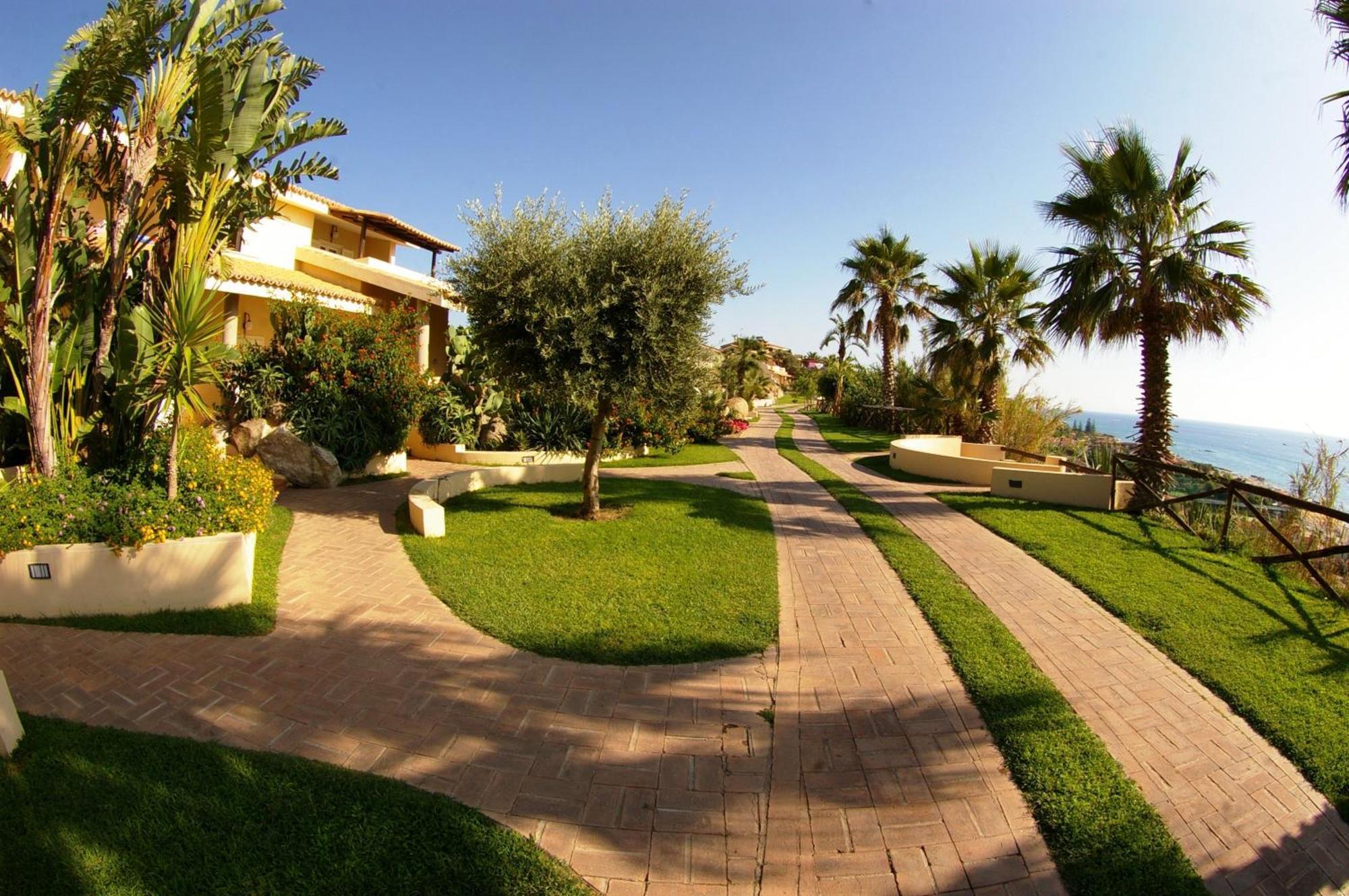 Hotel Villaggio Cala Di Volpe Capo Vaticano Exterior photo