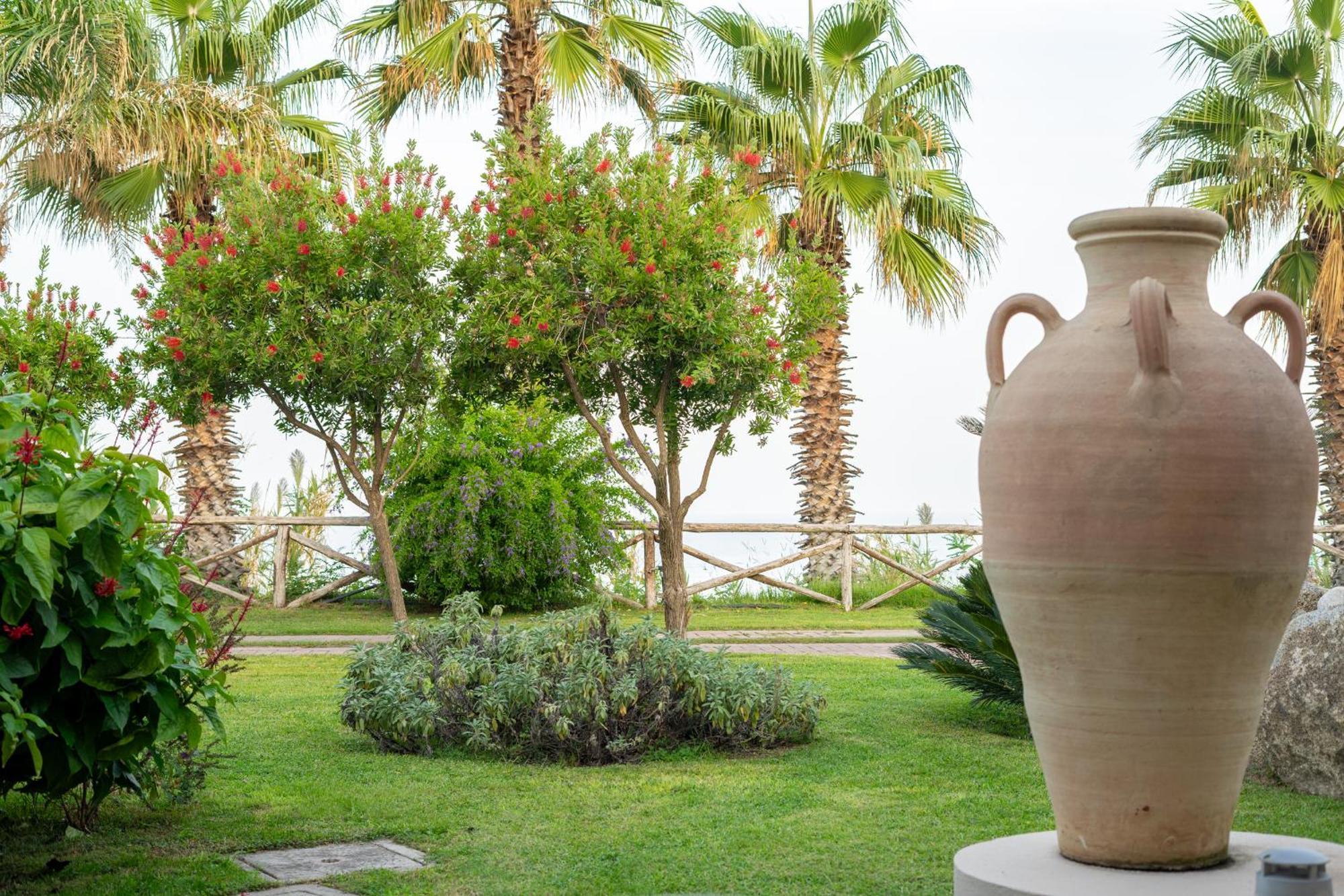 Hotel Villaggio Cala Di Volpe Capo Vaticano Exterior photo