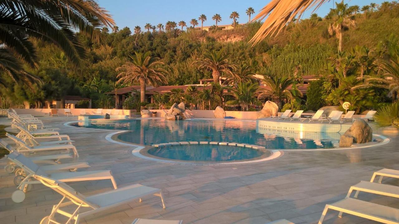 Hotel Villaggio Cala Di Volpe Capo Vaticano Exterior photo