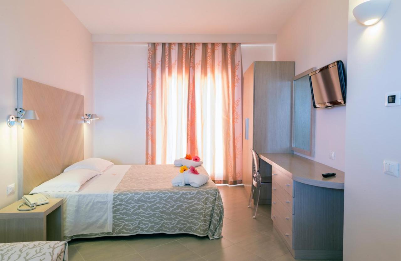 Hotel Villaggio Cala Di Volpe Capo Vaticano Exterior photo